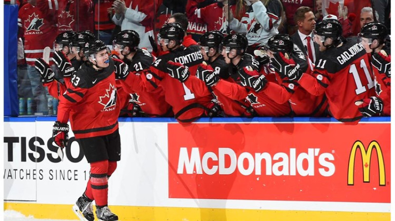 Kanādas hokejisti pēc otrā vārtu guvuma
Foto: IIHF