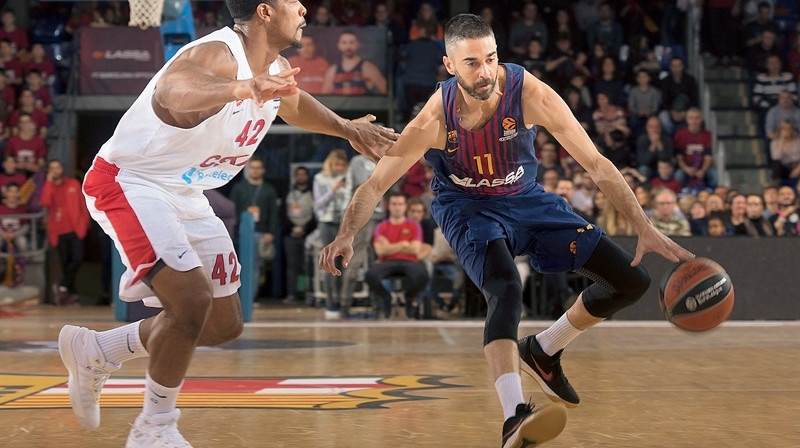 Huans Karloss Navarro (Barcelona Lassa) ar bumbu cīņā pret Maskavas CSKA
Foto: "Turkish Airlines" Euroleague