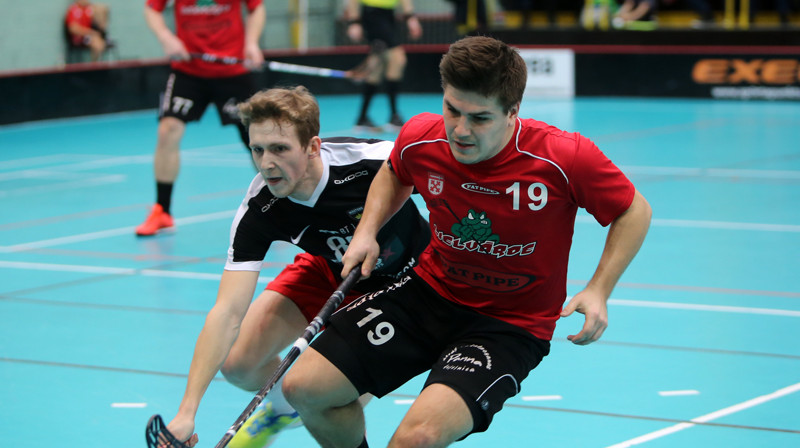 Lielvārdes komandas rezultatīvākais spēlētājs Toms Akmeņlauks (#19) pret rezultatīvāko ulbrokieti Rolandu Kovaļevski (#88)
Foto: Ritvars Raits, floorball.lv