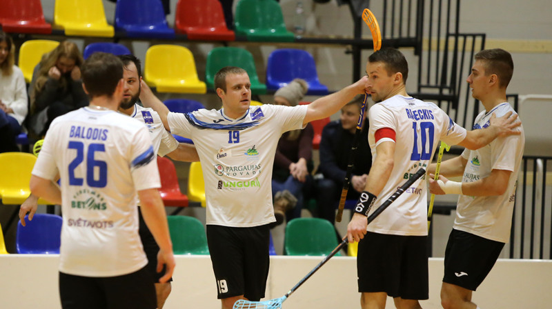 Stalbes "Pārgauja" atzīmē vārtu guvumu Ogrē
Foto: Ritvars Raits, floorball.lv