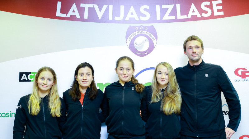 Latvijas "Fed Cup 2018" komanda: Daniela Vismane, Anastasija Sevastova, Aļona Ostapenko, Diāna Marcinkeviča un Andis Juška
Foto: Dmitrijs Suļžics/F64