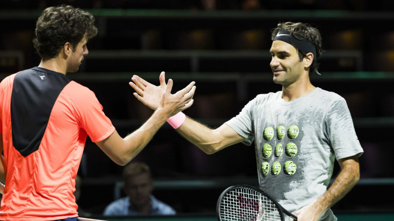 Rodžers Federers pēc treniņa ar savu potenciālo ceturtdaļfināla pretinieku Robinu Hāsi
Foto: EPA/Scanpix