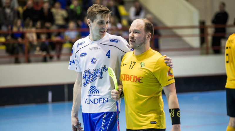 Gan pirmajā, gan otrajā ceturtdaļfināla spēlē starp "Rubeni" un "Lekringu" tiesnešiem nācās lūkoties pēc sarkanās kartītes
Foto: Floorball.lv