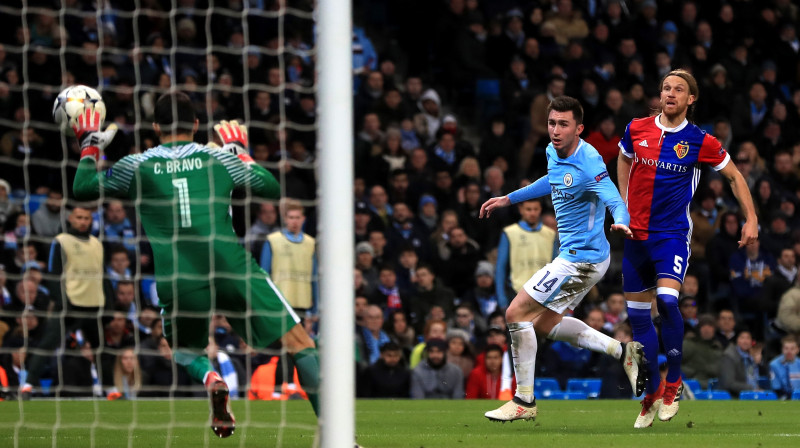 Mihaels Langs gūst "Basel" komandas otros vārtus spēlē (2:1) pret Mančestras "City"
Foto: Mike Egerton/EMPICS Sport/Scanpix