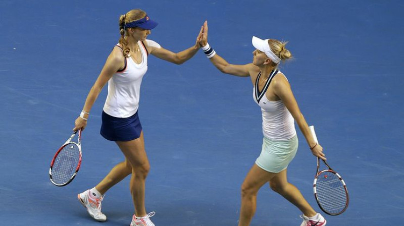 Jekaterina Makarova un Jeļena Vesņina dubultspēlē
Foto: EPA/MAST IRHAM