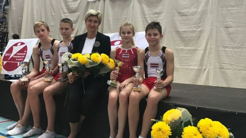 Darja Ovčaruka (otrā no labās) ar treneri un citiem Latvijas sportistiem
Foto: Latvijas Vingrošanas federācija