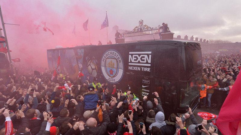 "Manchester City" autobuss dodas uz spēles norises vietu Liverpūlē 4. aprīlī 
Foto: EPA / Scanpix