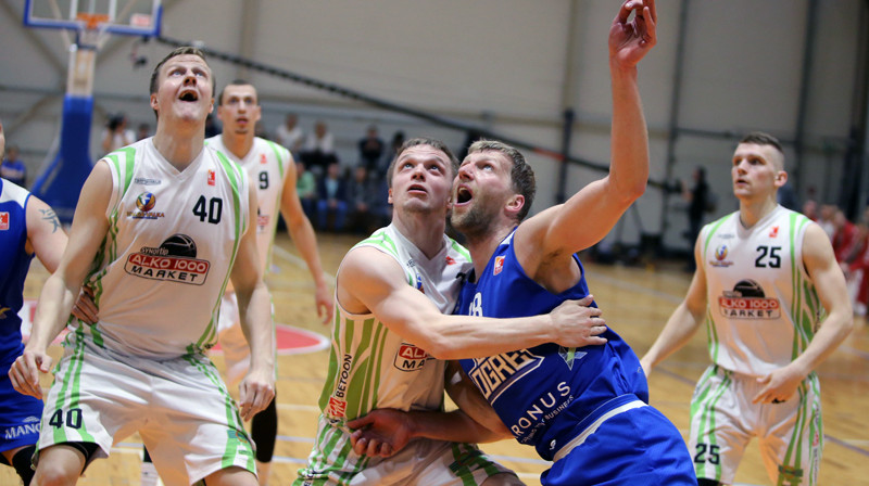 Rezultatīvais ogrēnietis Jānis Pozņaks (28 punkti) zem groza cīņā ar pretiniekiemm
Foto: Ritvars Raits