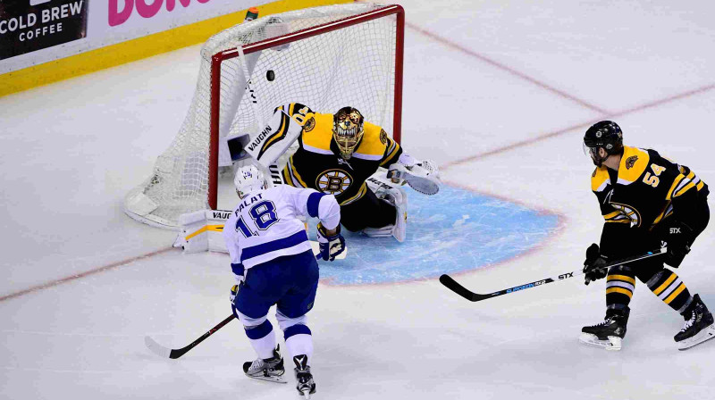 Ondrejs Palats (nr. 18) guva divus vārtus "Lightning" uzvarētajā cīņā pār "Bruins"
Foto:  Cal Sport Media/Sipa USA/Scanpix