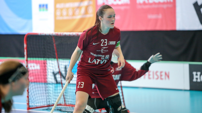 Cementējot aizsardzības līniju, par labāko spēlētāju Latvijas izlasē atzina kapteini Elizabeti Pavlovsku.
Foto: Ritvars Raits, floorball.lv