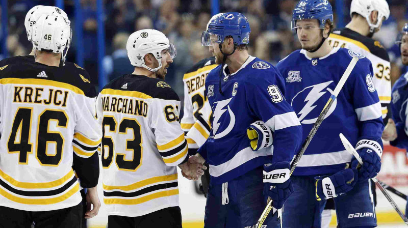 "Lightning" kapteinis Stīvens Stemkoss paspiež roku "Bruins" spēlētajam Bredam Maršānam
Foto: USA Today Sports/Scanpix