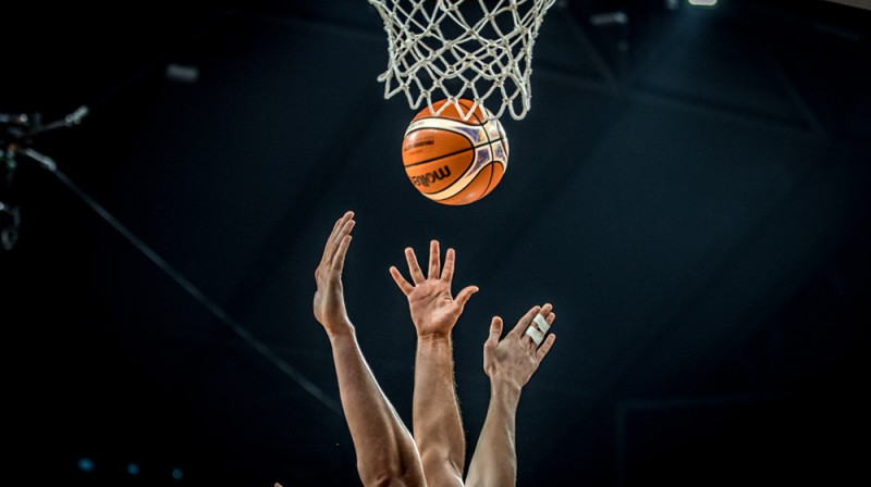 "Trīs zvaigznes" un trīs rokas
Foto: FIBA