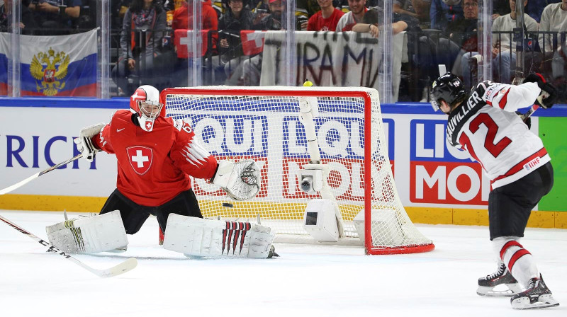 Leonardo Dženoni veic skaistāko atvairījumu spēlē, glābjot Šveici pēc Antonī Boviljē metiena
Foto: IIHF