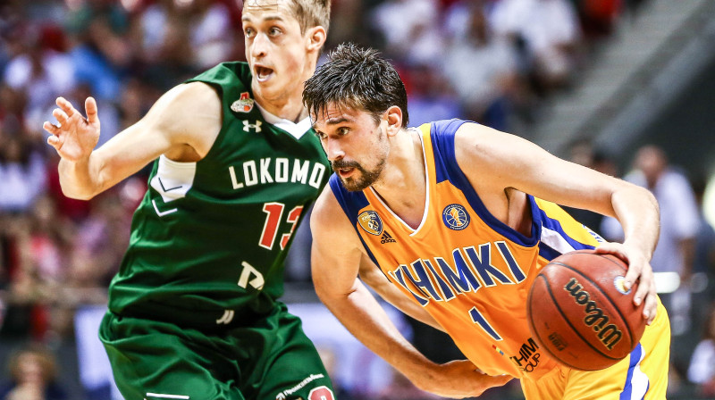 Aleksejs Švedz (Khimki) uzbrukumā Krasnodaras "Lokomotiv-Kuban" grozam
Foto: VTB League