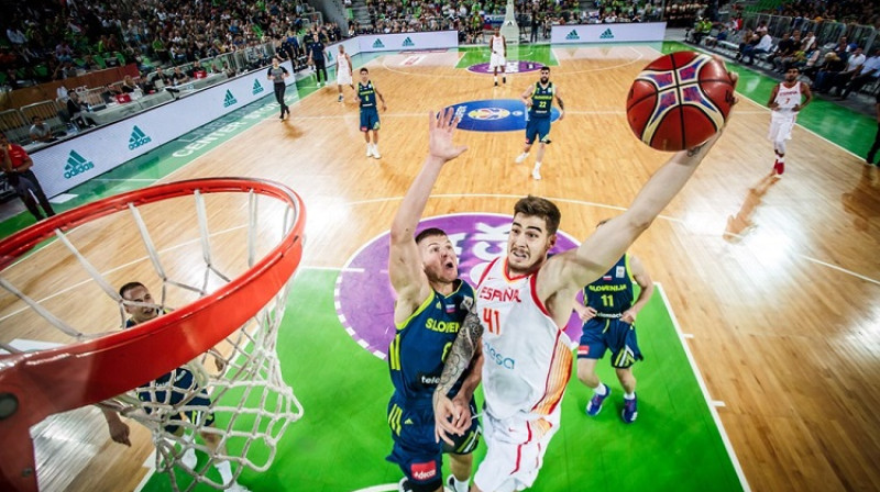 Huans Ernangomess pret Edo Muriču
Foto: FIBA