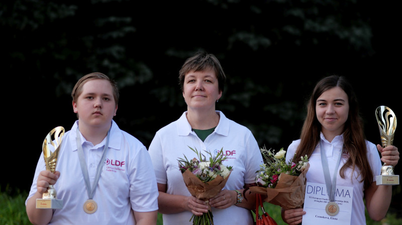 Gunārs Gribuška (no kreisās), Zoja Golubeva un Jeļena Česnokova
Foto: Latvijas Dambretes federācija