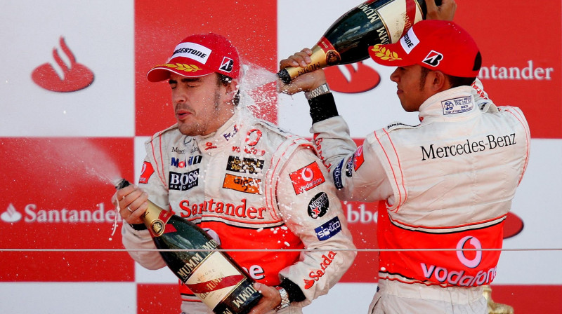 Fernando Alonso 2007. gadā uz goda pjedestāla kopā ar Lūisu Hamiltonu
Foto: PA Wire/PA Images/Scanpix