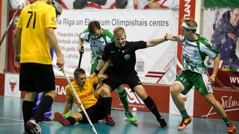 Moments no cīņas starp starp Kocēnu "Rubeni" un "FbS Bohemians"
Foto: Ritvars Raits, floorball.lv