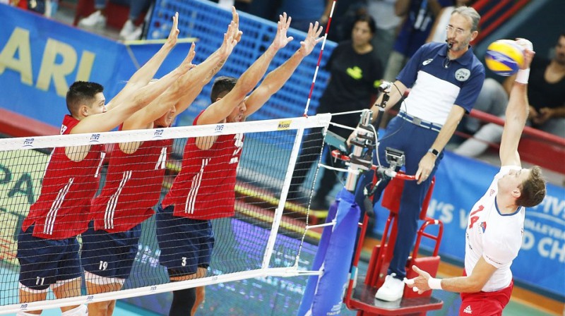 Aleksandars Atanasijevičs pret amerikāņu bloku
Foto: FIVB.com