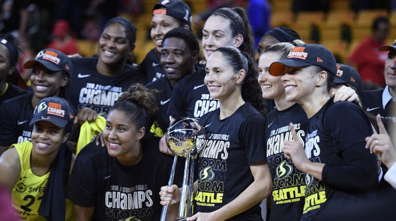 Sjū Bērda un "Storm" basketbolistes. Foto: AP/Scanpix