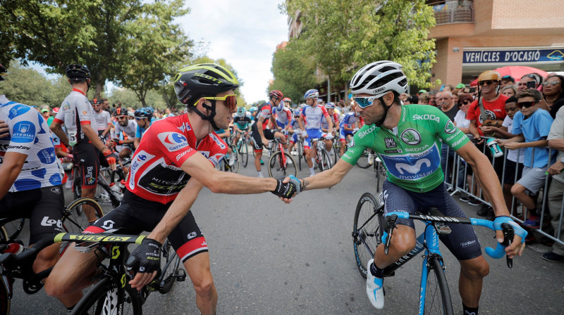 Kopvērtējuma pirmo divu vietu īpašnieki Saimons Jeitss (no kreisās) un Alehandro Valverde spiež rokas pirms "Vuelta Espana" 19. posma. Foto: EPA/Scanpix