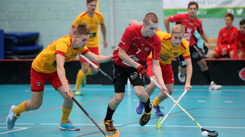 Lielvārdietis Niks Blumfelds ulbrokiešu ielenkumā. Foto: Ritvars Raits, floorball.lv