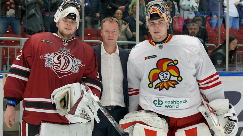 LSC valdes priekšsēdētājs Roberts Kirkups pasniedz balvas labākajiem spēlētājiem pēc Rīgas "Dinamo" un Helsinku "Jokerit" spēles