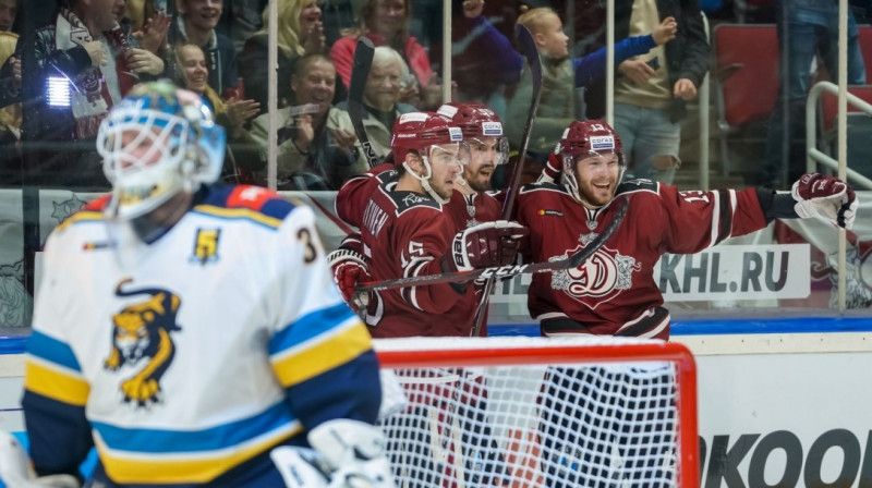 Rīgas ''Dinamo'' hokejistu prieki pēc gūtiem vārtiem. Foto: Raimonds Volonts, dinamoriga.lv