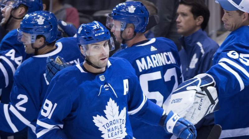 Džona Tavaresa jaunā komanda "Maple Leafs" ir bukmeikeru favorīte uz Stenlija kausu. Foto: AP/Scanpix