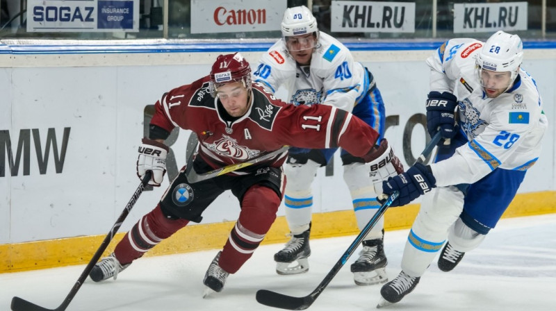 Kristaps Sotnieks cīņā ar ''Barys'' hokejistiem. Foto: Raimonds Volonts, dinamoriga.lv