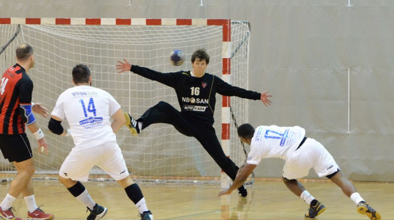 "Celtnieka" vārtsargs Raitis Puriņš ielaiž vārtus pret "Holon Yuvalim". Foto: GL Sports Photography