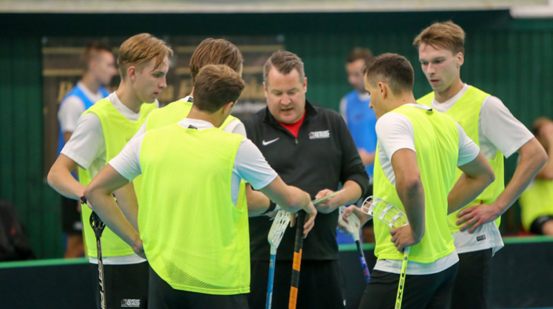 Izlases galvenais treneris Arto Rīhimeki treniņa laikā. Foto: Ritvars Raits, floorball.lv