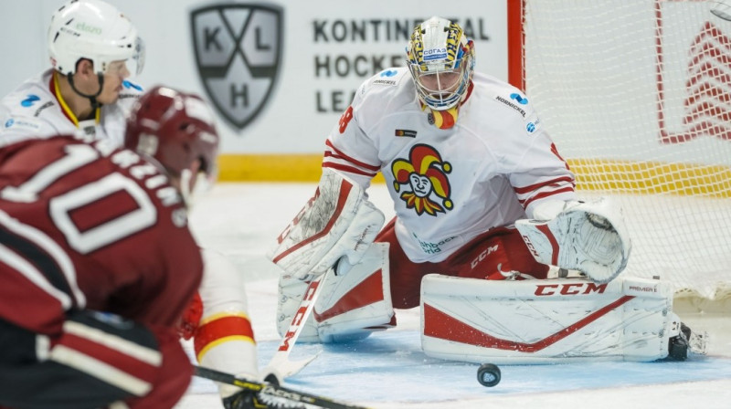 Jānis Kalniņš ''Jokerit'' vārtos Rīgā pret ''Dinamo''. Foto: Raimonds Volonts/dinamoriga.lv