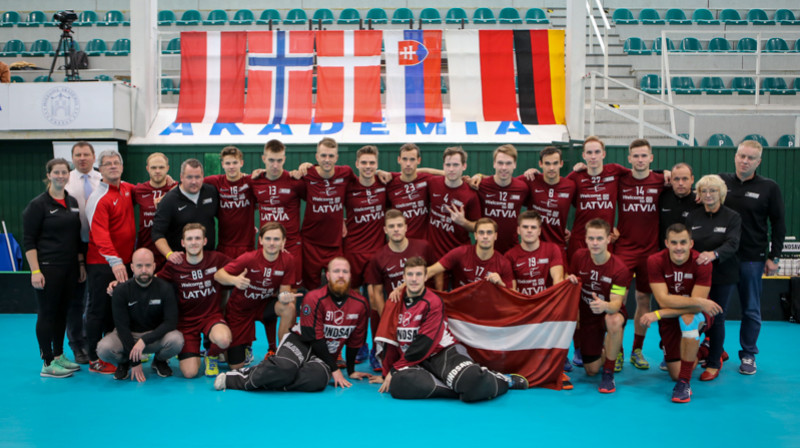 Latvijas izlase pēc uzvaras pār norvēģiem. Foto: Ritvars Raits, floorball.lv