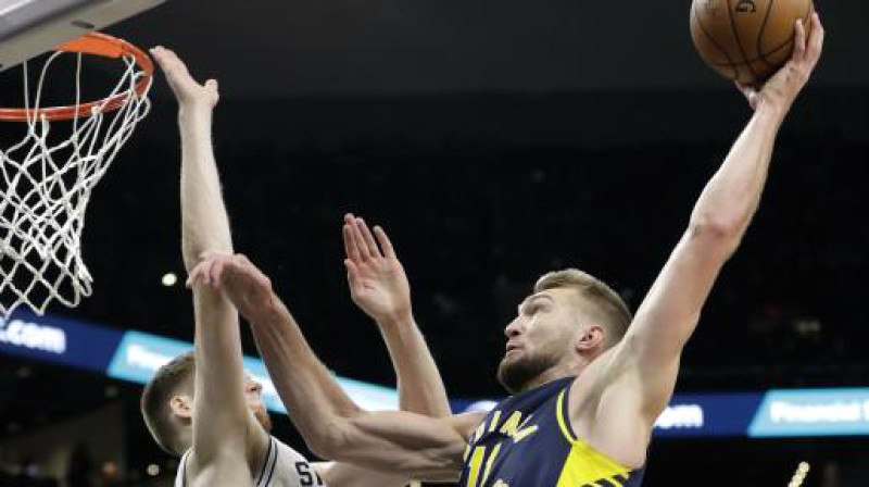 Dāvis Bertāns un Donāts Sabonis. Foto: AP/Scanpix