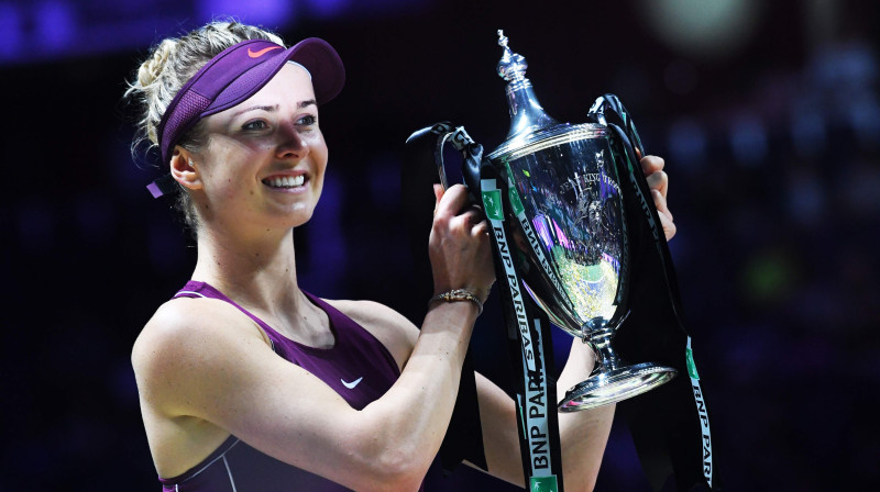 Eļina Svitoļina ar "WTA Finals" trofeju. Foto: AFP/Scanpix