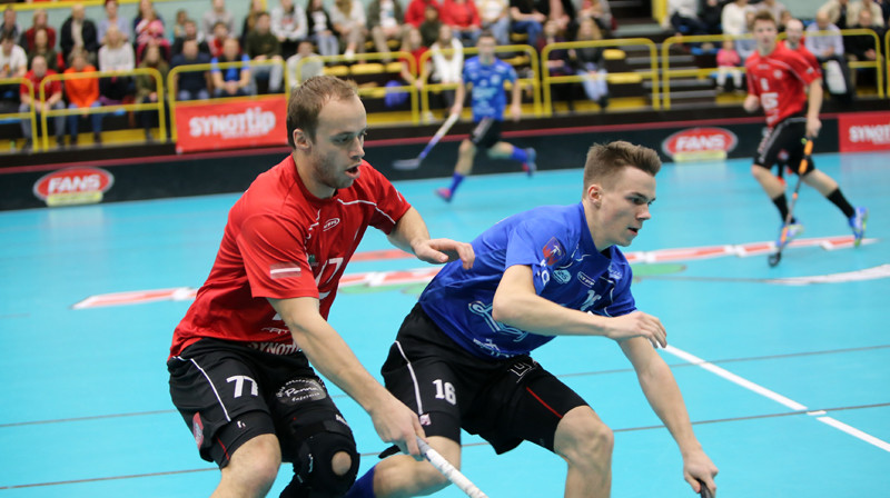 Moments no cīņas starp komandām "Lielvārde/Fat Pipe" un "Lekrings". Foto: Ritvars Raits, floorball.lv