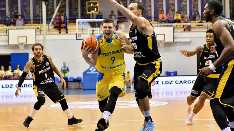 Ar bumbu Rihards Lomažs. Foto: Juris Ģigulis/basketballcl.com