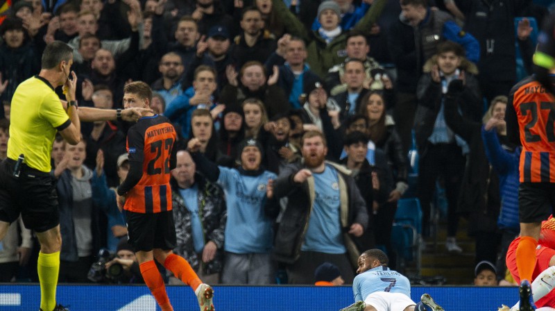 Ungāru tiesnesis Viktors Kasai piespriež 11 metru soda sitienu uz Doneckas "Shakhtar" vārtiem. Foto: EPA/Scanpix