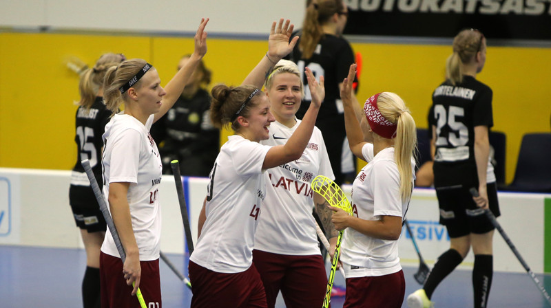 Latvijas izlase Somijā. Foto: Rtvars Raits, floorball.lv