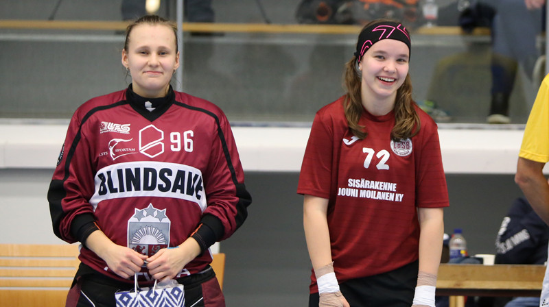 Vārtsardze Kristīne Kirilova (no kreisās) ar labākās spēlētājas balvu. Foto: Ritvars Raits, floorball.lv