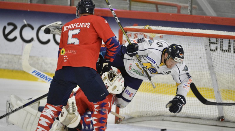 Ēriks Žohovs gūst vārtus, taču arī pārkāpj noteikumus. Foto: Romāns Kokšarovs/f64