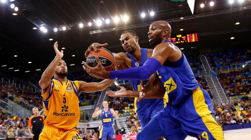 Ramons Sešonss kopā ar komandas biedru Aleksu Taiusu cīņā par bumbu. Foto: Euroleague.net