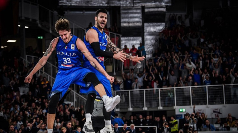 Braiens Saketi un Akille Polonāra. Foto: FIBA