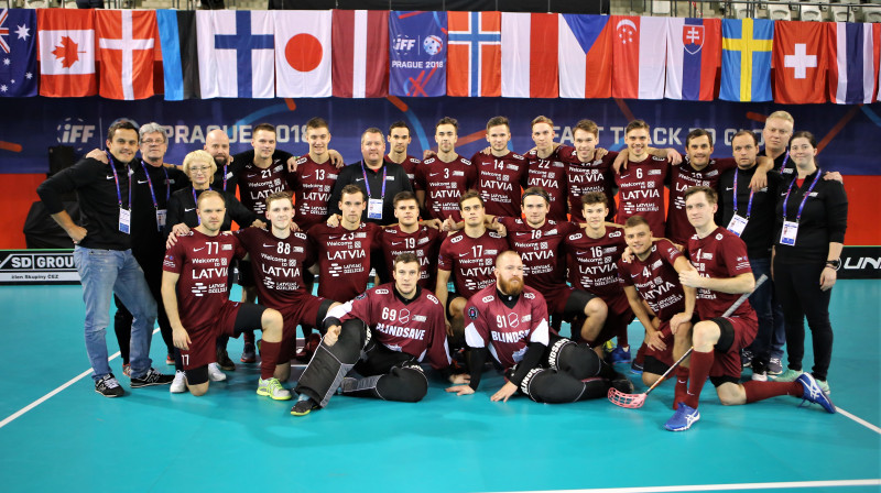 Latvijas izlase pēc fantastiskās uzvaras pār norvēģiem. Foto: Ritvars Raits, floorball.lv