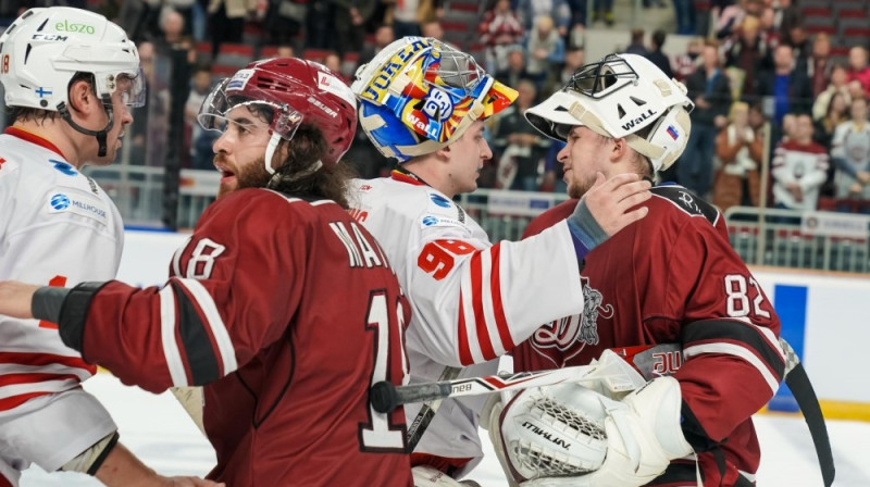 Jānis Kalniņš un Timurs Biļalovs pēc spēles Rīgā. Foto: Raimonds Volonts/dinamoriga.lv