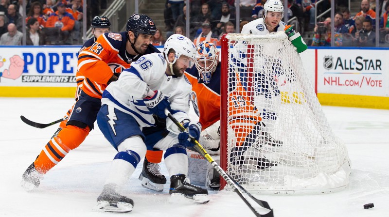 Ņikita Kučerovs pie Edmontonas "Oilers" vārtiem. Foto: AP/Scanpix