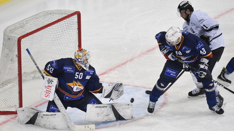Nirnbergas "Ice Tigers" gūst vārtus spēlē ar Magņitogorskas "Metallurg". Foto: EPA/Scanpix