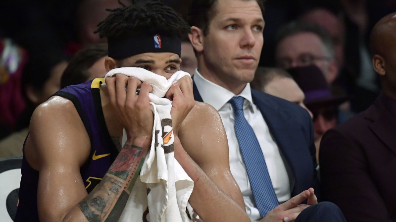 Losandželosas "Lakers" centrs Džavals Makgī spēlē ar Ņujorkas "Knicks". Foto: AP/Scanpix