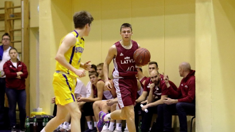 Rihards Teirumnieks spēlē pret Zviedriju. Foto: Siim Semiskar, basket.ee